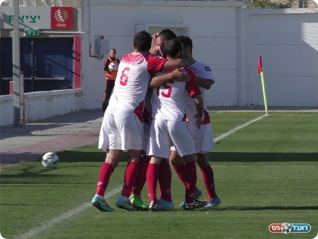 וחוגג עם החברים (שקד מורג)